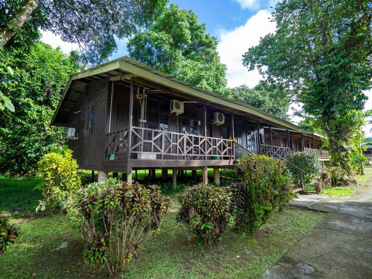 Benarat Lodge Мулу Екстериор снимка