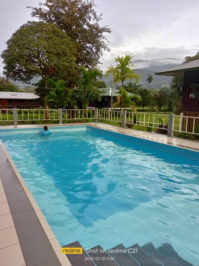 Benarat Lodge Мулу Екстериор снимка