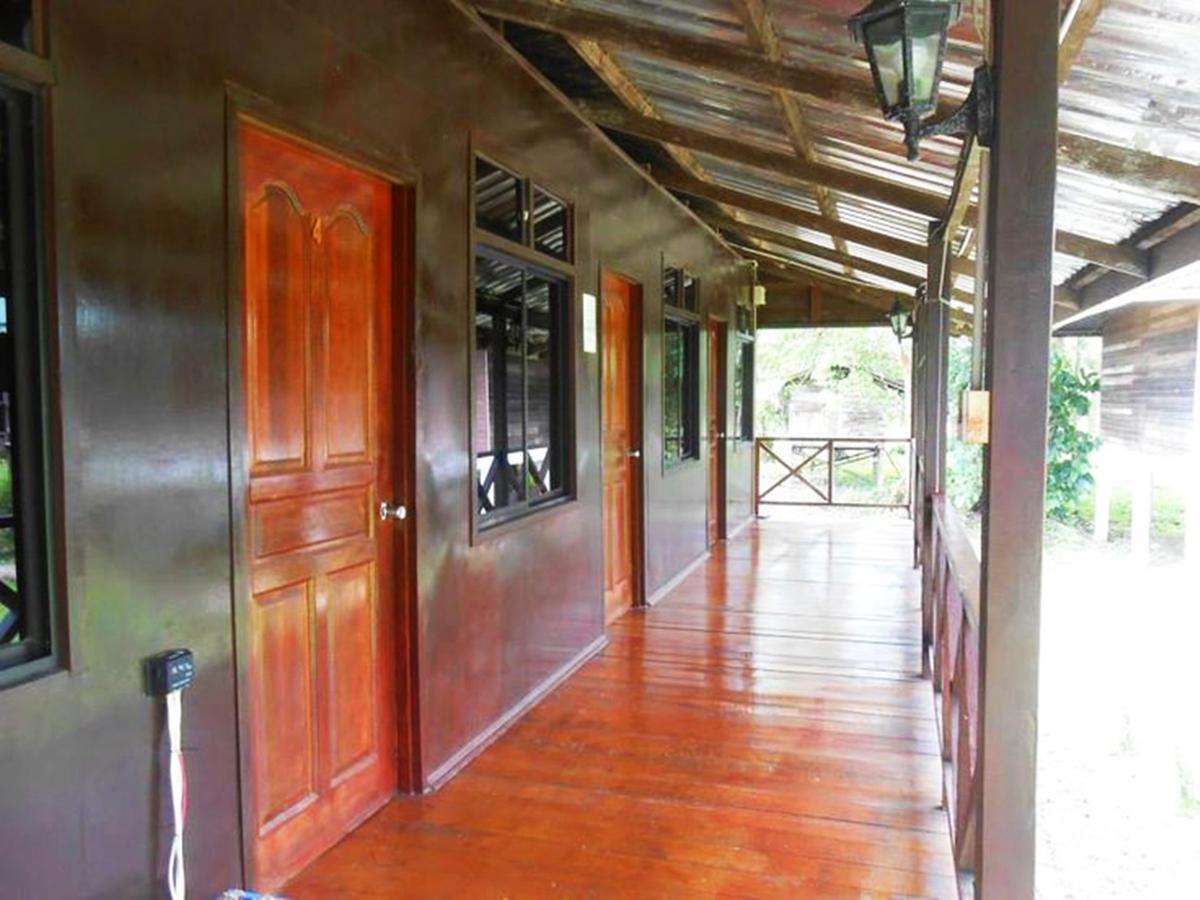 Benarat Lodge Мулу Екстериор снимка